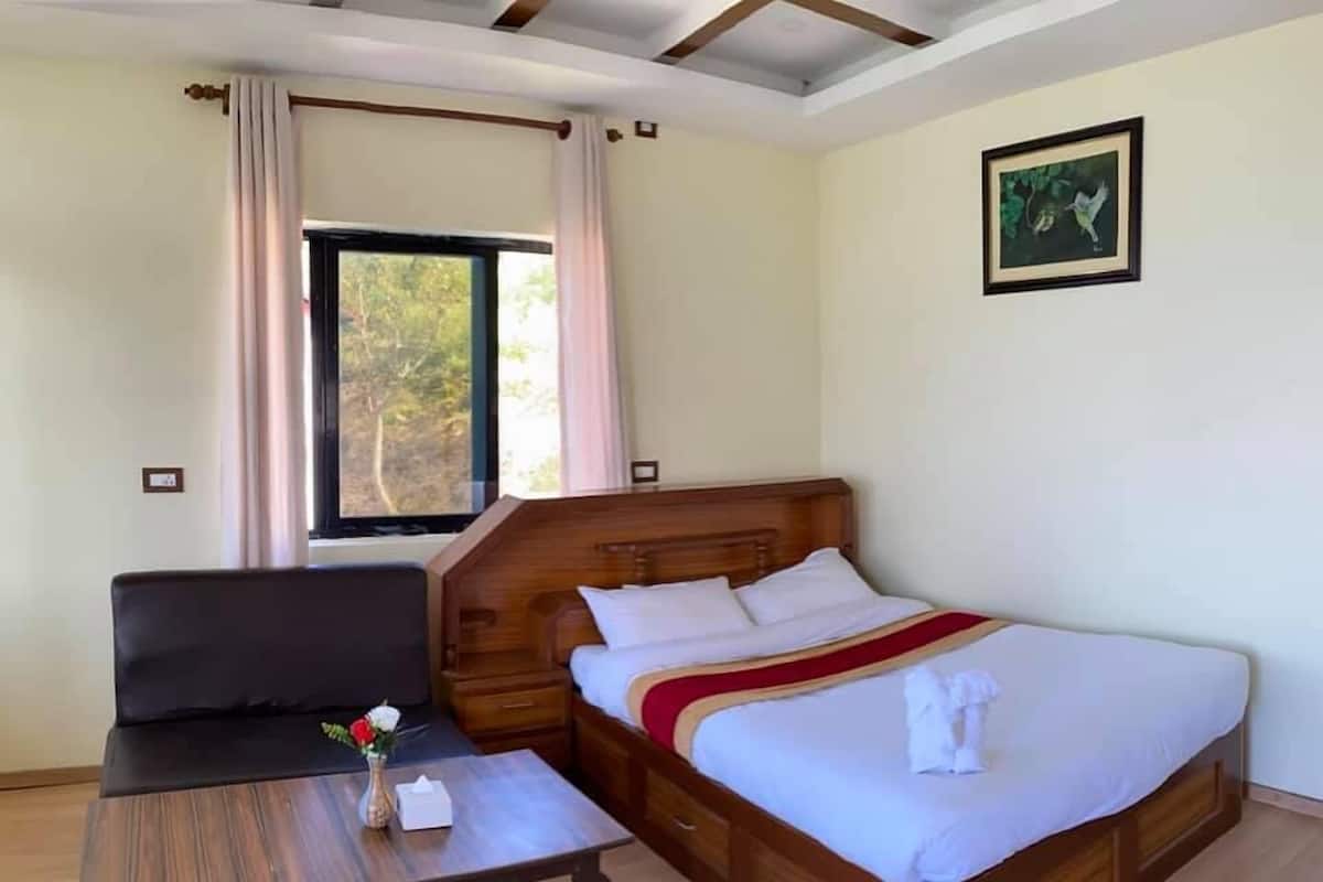 Deluxe Room, 1 Queen Bed | In-room safe, free WiFi