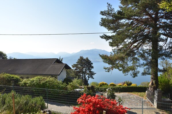 A house with a tiled roof overlooking a lake and mountains. - Romantic House by Lake Maggiore with Garden (Trarego Viggiona)