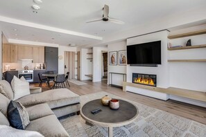 Living area - Electric Pass Lodge 404 (Snowmass)