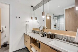 Badewanne, Haartrockner, Handtücher