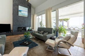 Smart-TV, peis og bøker