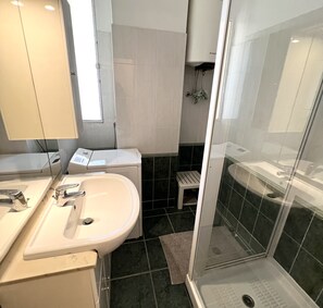 Douche, serviettes fournies