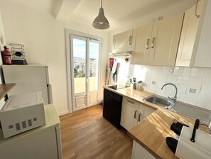 Kjøleskap, mikrobølgeovn, ovn og oppvaskmaskin