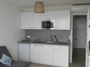 Frigorifero, microonde, forno, piano cottura