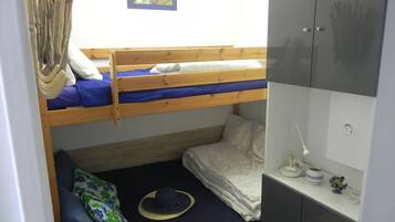 1 quarto, ferros/tábuas de passar roupa