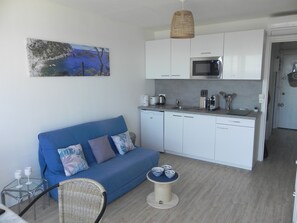 TV, books - Appartement vue mer Panoramique (Le Lavandou)