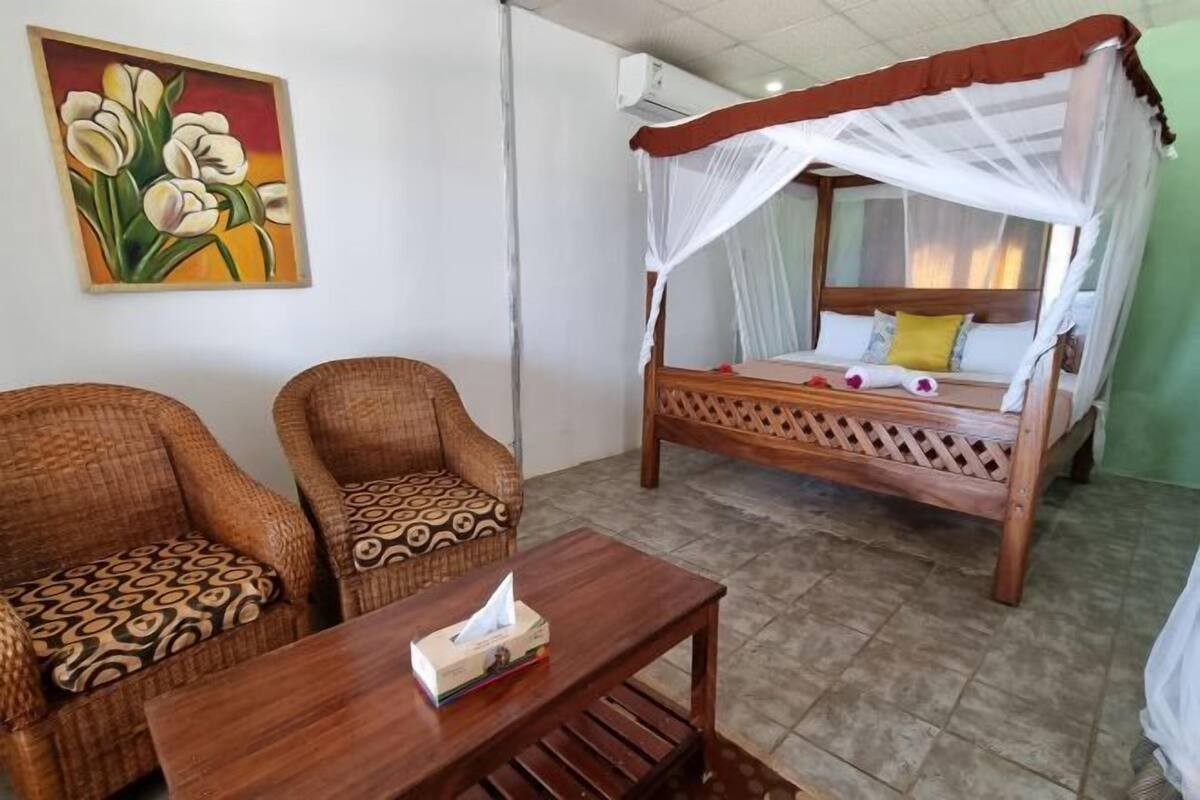 1 quarto, cofres nos quartos, escrivaninha, quartos à prova de som