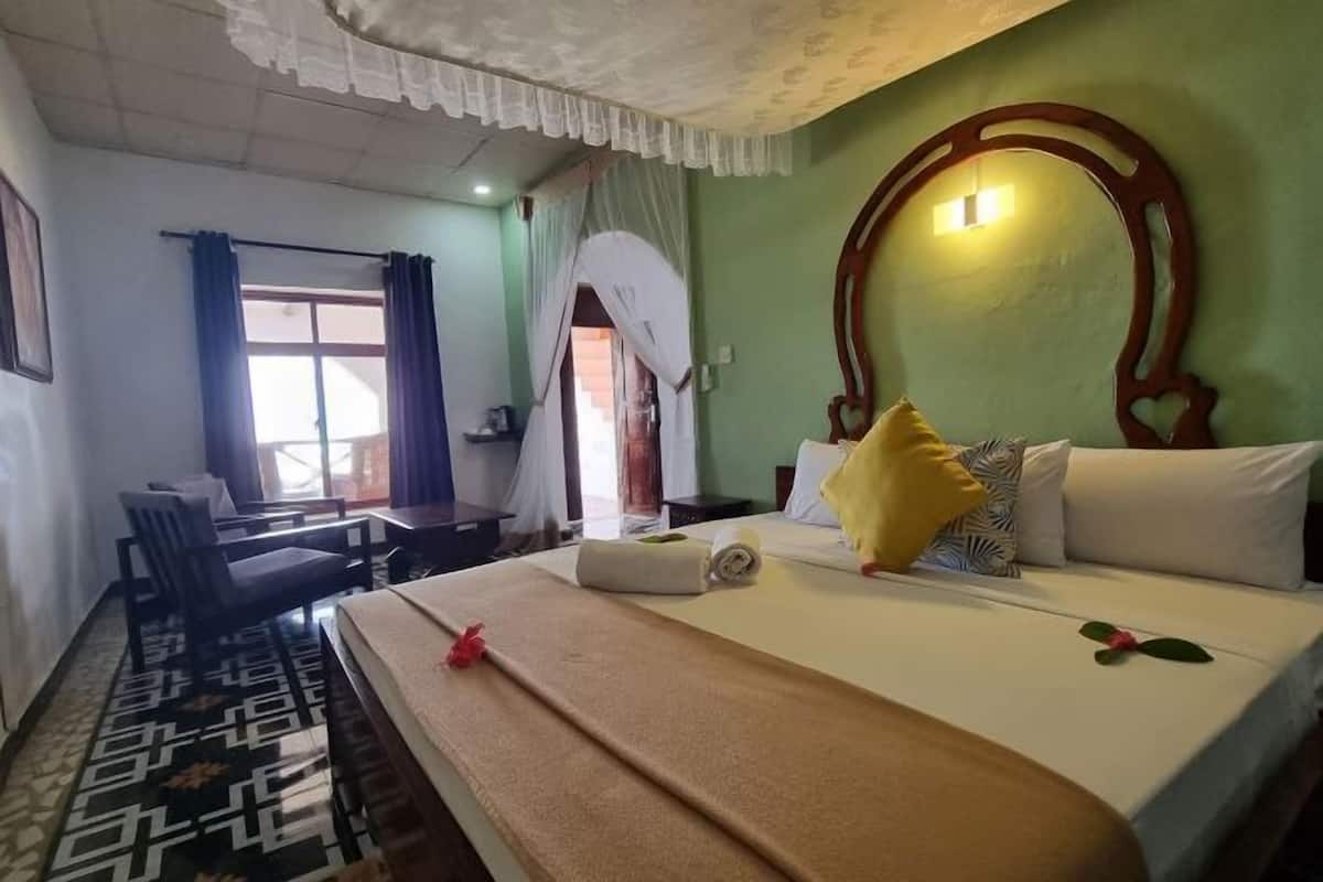 1 quarto, cofres nos quartos, escrivaninha, quartos à prova de som