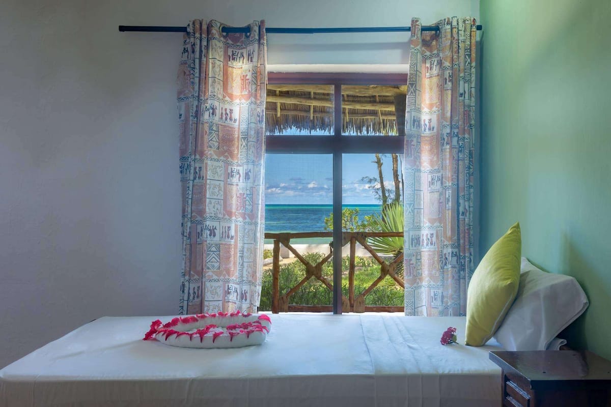 Double Room, Oceanfront | 1 bedroom, in-room safe, desk, soundproofing