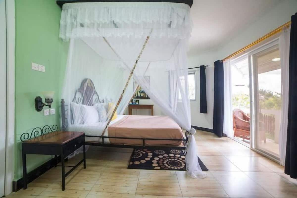1 quarto, cofres nos quartos, escrivaninha, quartos à prova de som