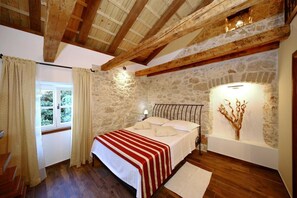 5 bedrooms, in-room safe, free WiFi, bed sheets