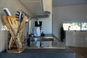 Kühlschrank, Ofen, Geschirrspüler, Wasserkocher mit Kaffee-/Teezubehör