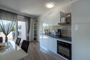 Kühlschrank, Ofen, Geschirrspüler, Wasserkocher mit Kaffee-/Teezubehör