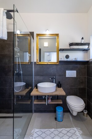 Dusche, Haartrockner, Handtücher, Seife