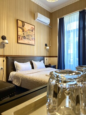 Habitación estándar doble, vistas a la ciudad | Ropa de cama de alta calidad, edredones de plumas, minibar y caja fuerte