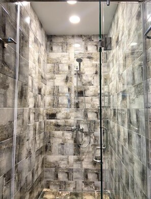 Een bubbelbad, een regendouche, designer toiletartikelen, een haardroger