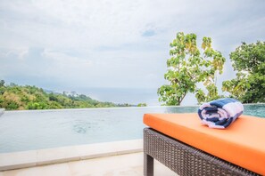 Outdoor pool - Luxury jungle villa with ocean view and private pool (Lovina)