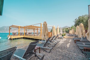 In Strandnähe, schwarzer Sandstrand, 2 Strandbars