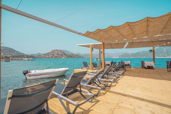 In Strandnähe, schwarzer Sandstrand, 2 Strandbars