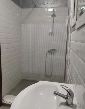 Douche, sèche-cheveux, bidet, serviettes fournies