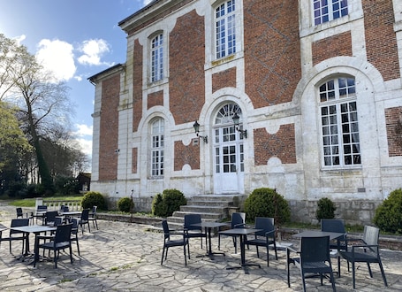 Outdoor dining. Large gîte in a chateau in the countryside for 28 people - Normandy