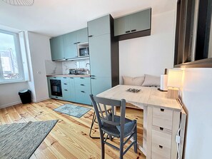 Fridge, microwave, oven, stovetop - Newly Renovated 1-Bedroom Apartment Near Granville Centre, Secure Residence (Granville)