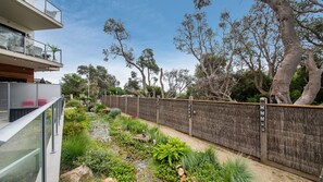 Property grounds - Apartment Living on the Beach (Rosebud)