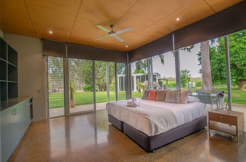 Cape Horn Vineyard 5 Bedroom House Riverfront