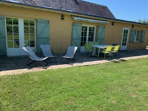 Outdoor dining - Single-storey house, pets welcome - 6 guests (Caulaincourt)