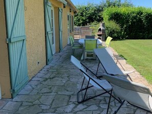 Outdoor dining - Single-storey house, pets welcome - 6 guests (Caulaincourt)