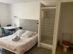 1 chambre, fer et planche à repasser, Wi-Fi, draps fournis