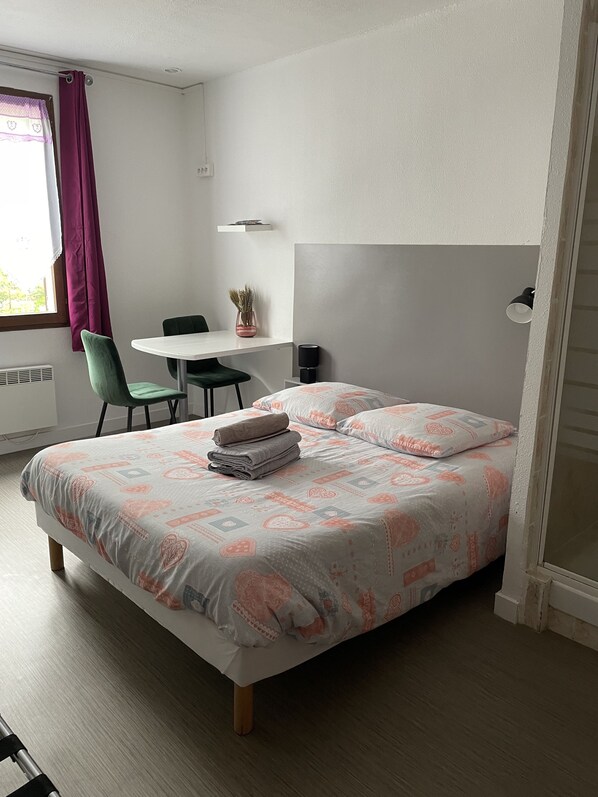 1 slaapkamer, een strijkplank/strijkijzer, wifi, beddengoed