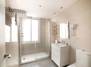 Apartamento Confort | Baño | Cabezal de ducha tipo lluvia, secador de pelo, toallas y jabón