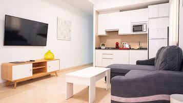 Superior-Apartment | Wohnbereich | 32-Zoll-Smart-TV mit Digitalempfang, Fernseher