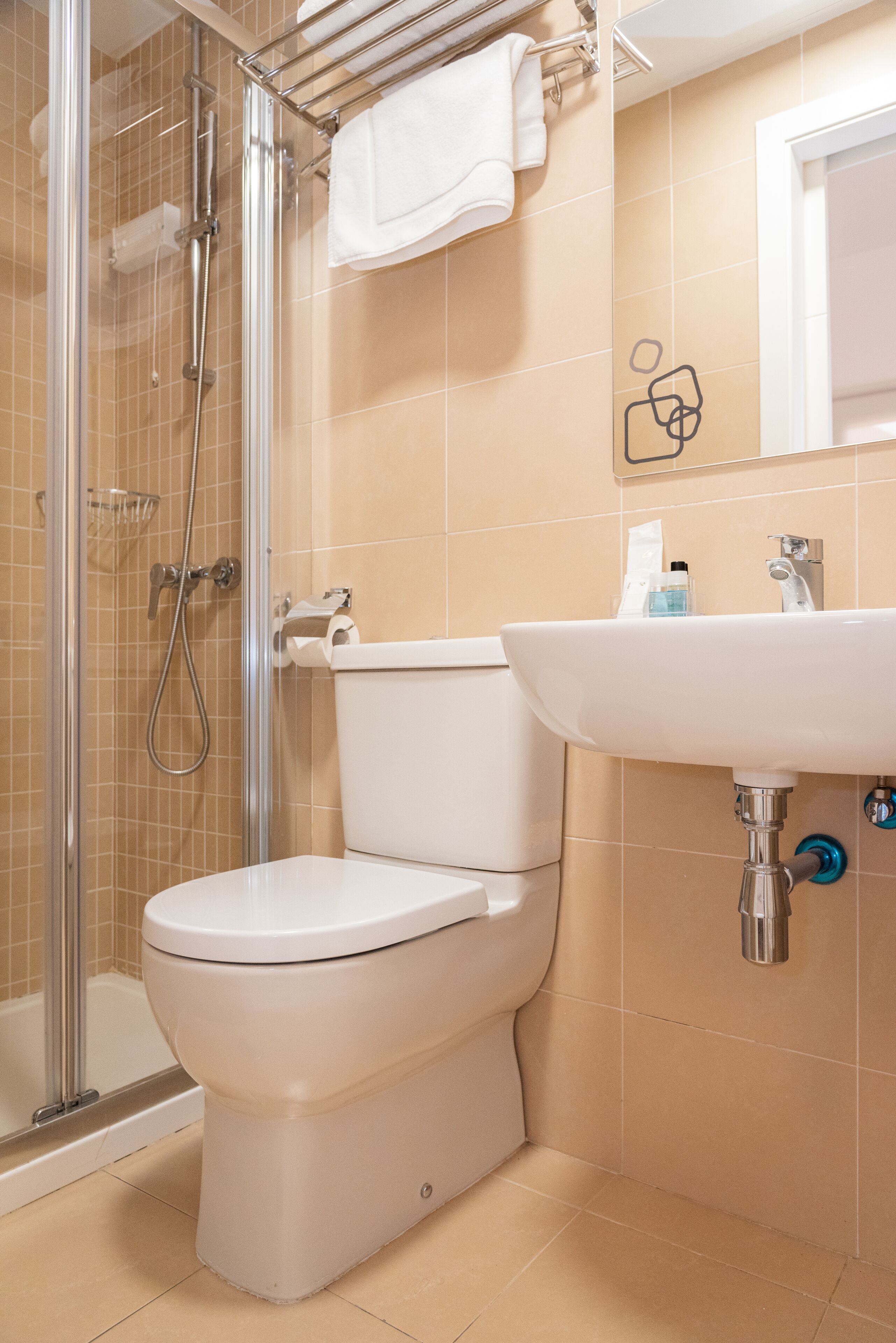 Un baño con inodoro, ducha y lavamanos.