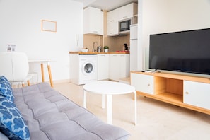 Comfort Apartment | Living area | 32-inch Smart TV with digital channels, TV - Hoteles del Sur (Seville)