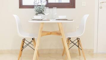 ์ํผ๋ฆฌ์ด ์ํํธ | ๊ฑฐ์ค ๊ณต๊ฐ | ๋์งํธ ์ฑ๋ ์์ฒญ์ด ๊ฐ๋ฅํ 32์ธ์น ์ค๋งํธ TV, TV