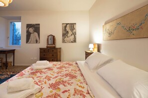 3 slaapkamers, een strijkplank/strijkijzer, wifi, beddengoed