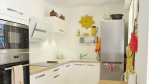 Fridge, microwave, oven, stovetop - Stylish 2-Bedroom Apartment with Covered Terrace and Pool Access in La Croix Valmer (La Croix-Valmer)
