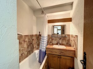Bathroom - Cozy Studio Cabin for 4 near Megève with Garden, Ski Locker, and Private Parking (Demi-Quartier)