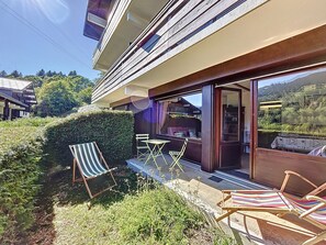 Outdoor dining - Cozy Studio Cabin for 4 near Megève with Garden, Ski Locker, and Private Parking (Demi-Quartier)