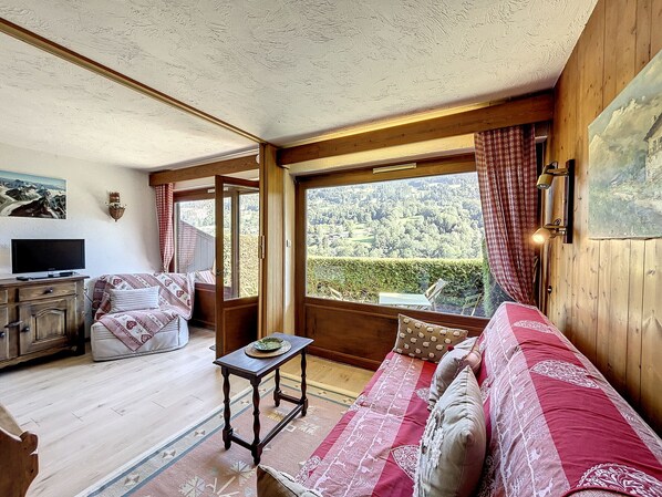 TV - Cozy Studio Cabin for 4 near Megève with Garden, Ski Locker, and Private Parking (Demi-Quartier)