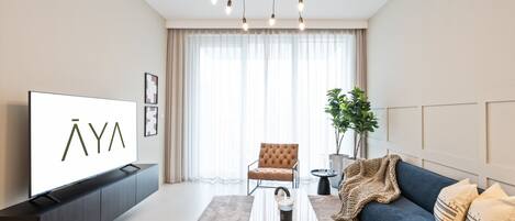 Luxe appartement, 1 slaapkamer | Woonruimte | Een 55-inch smart-tv met kabelzenders en televisie