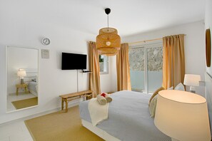 3 bedrooms, desk, soundproofing, iron/ironing board