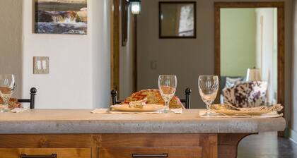 Downtown Chama Apartment - Other Side of the Tracks