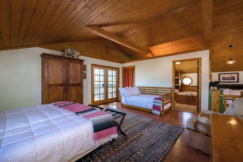 Hummingbird Hacienda - Los Ojos Cabin w/ Brazos Cliff Views
