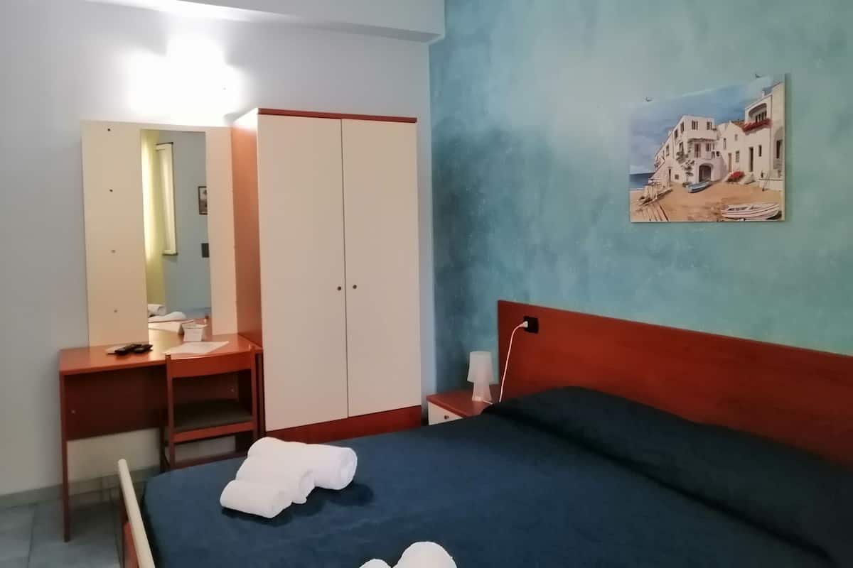 1 bedroom, in-room safe, desk, free WiFi