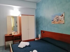 1 habitación, caja de seguridad en la habitación y escritorio