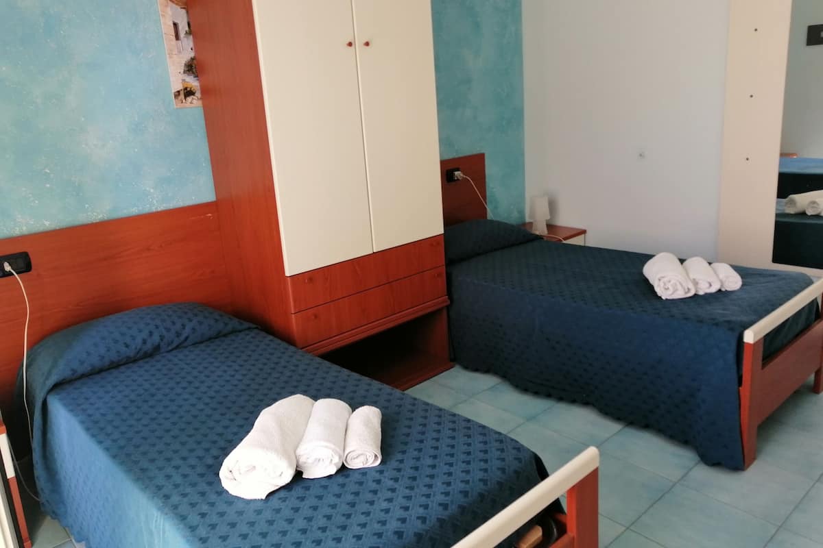 Basic Double or Twin Room, 1 Double Bed | 1 bedroom, in-room safe, desk, free WiFi