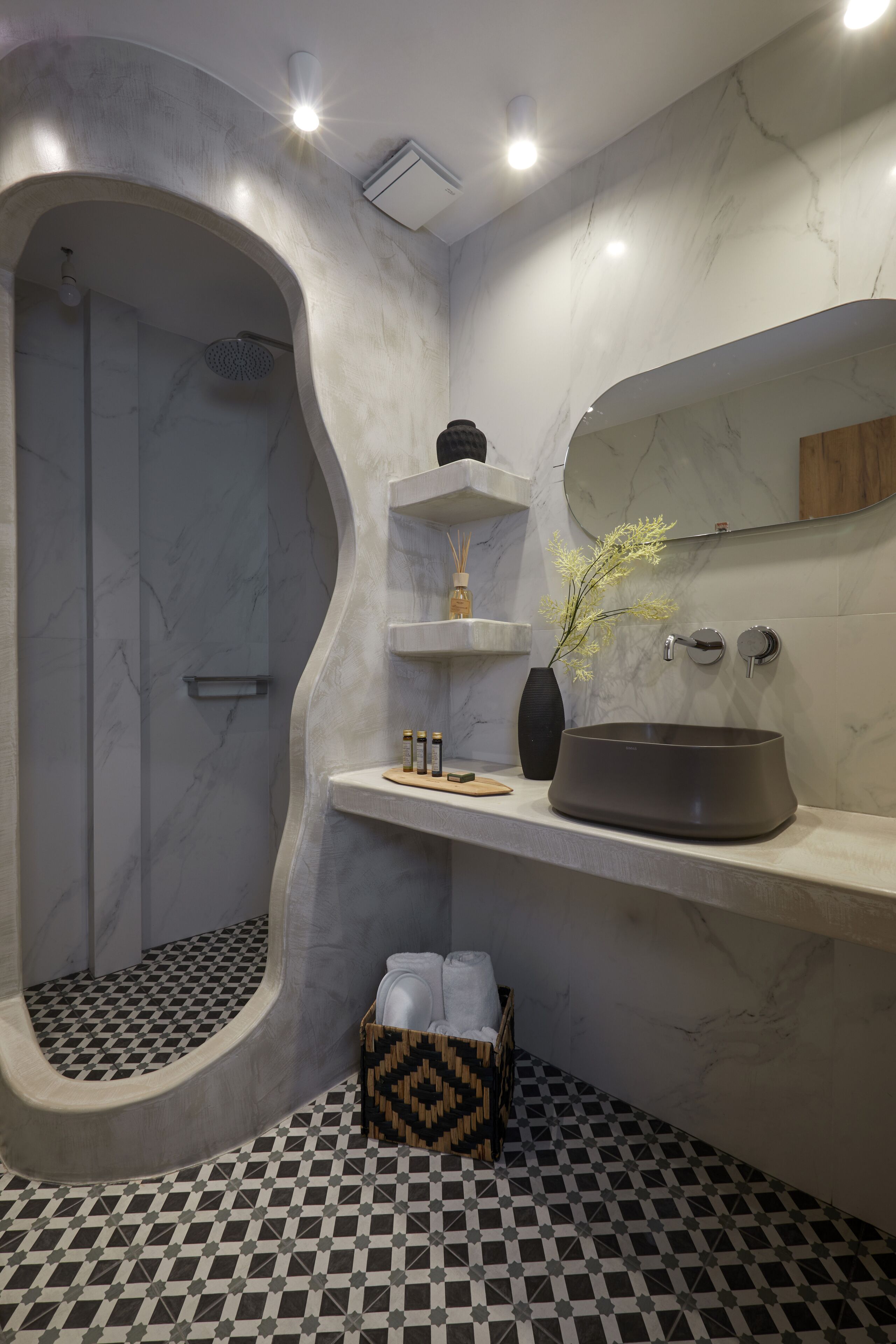 Ein modernes Badezimmer mit einer großen Badewanne, einem Waschbecken und einer Duschkabine.